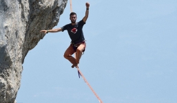 Thót tin xem chàng trai đi trên dây ở độ cao gần 500m